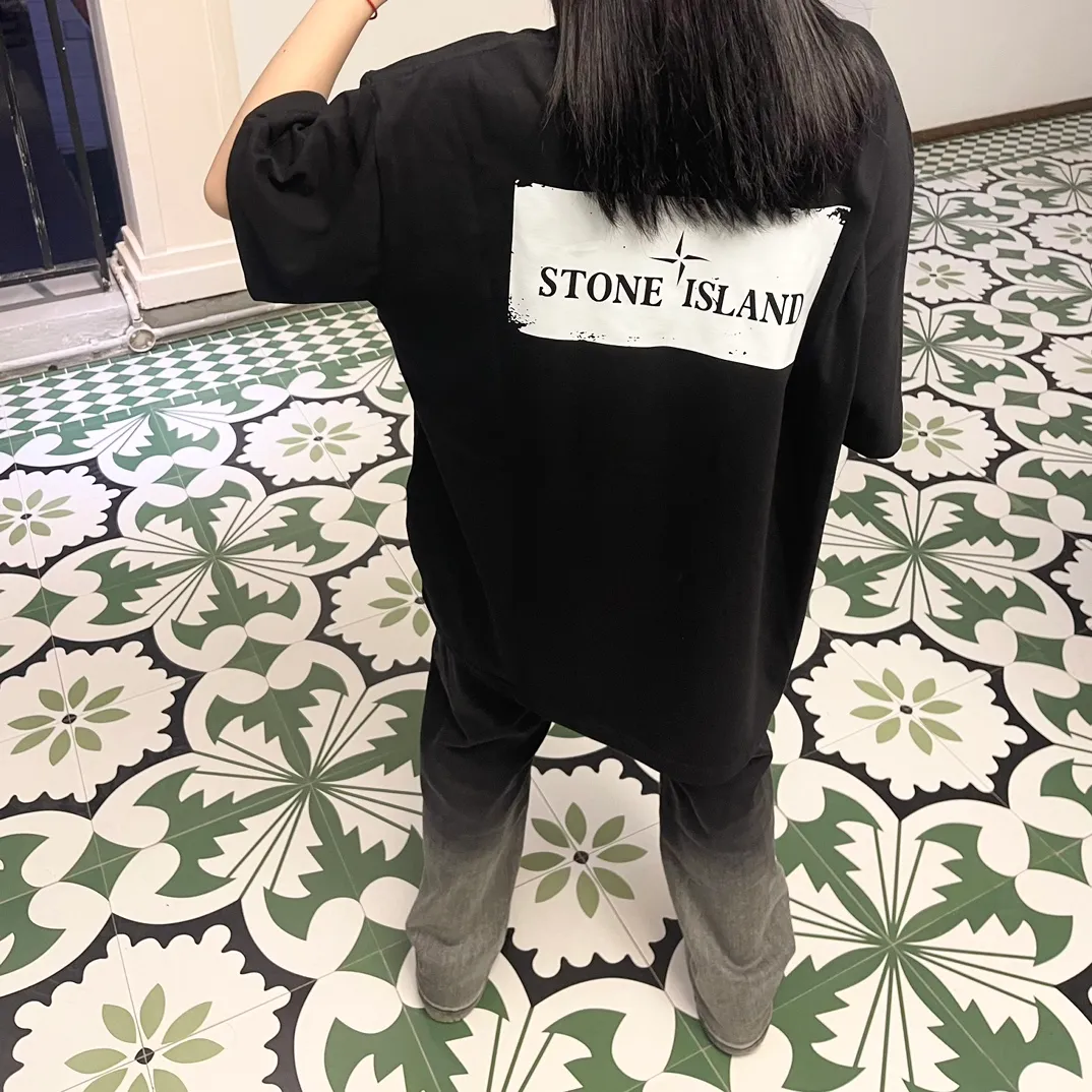 W612#P110💰 [Stone lsland/Stone Island summer new front and back printed short-sleeved T-shirt] ⚠️[Original creation, high control of details] Made of 260 grams of combed cotton, 32-count double yarn - Simple basic versatile style, original quality, the first choice for couples. - Made in a large factory, four needles and five threads on the shoulder, neat alignment, high quality workmanship. - Same style for men and women, very versatile, one piece for each hand, details are clearly visible. Color: black White Size: M L